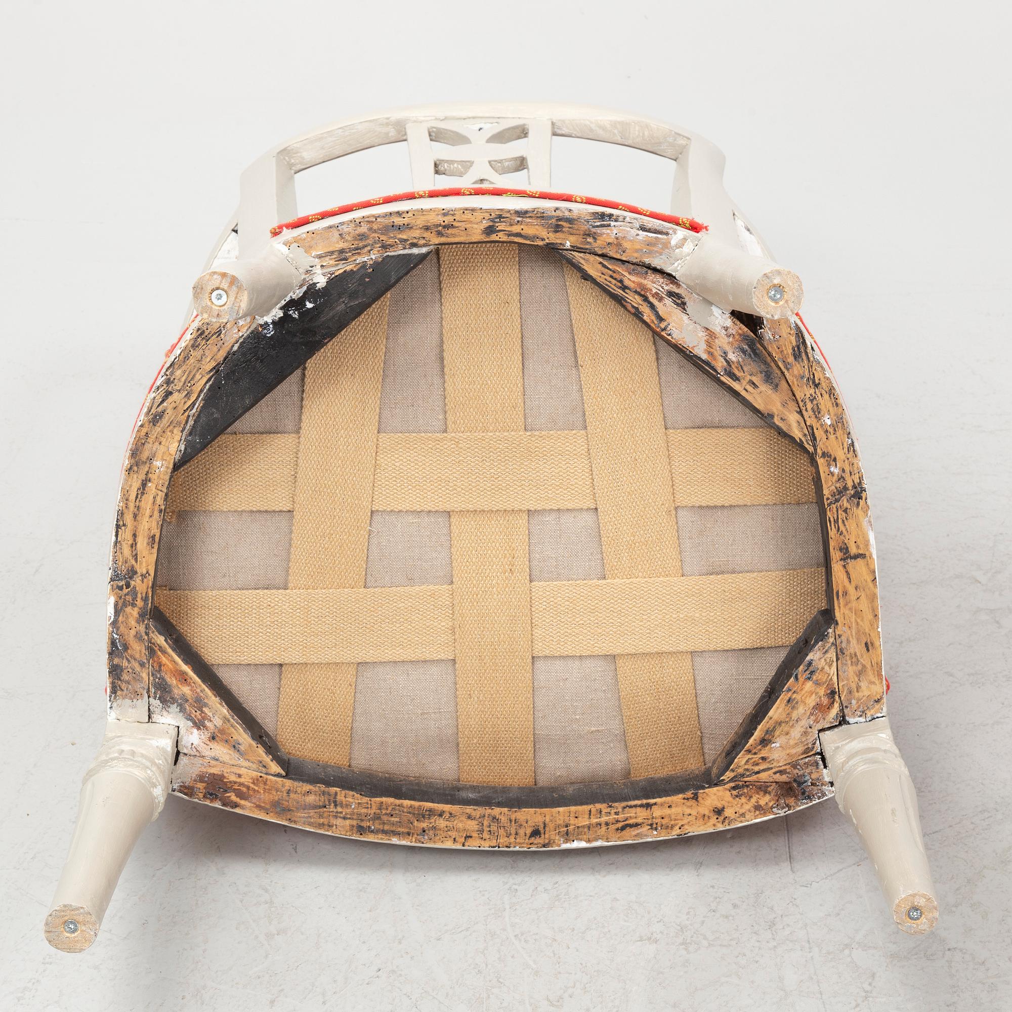 Karmstolar, ett par, gustavianska, omkring år 1800.