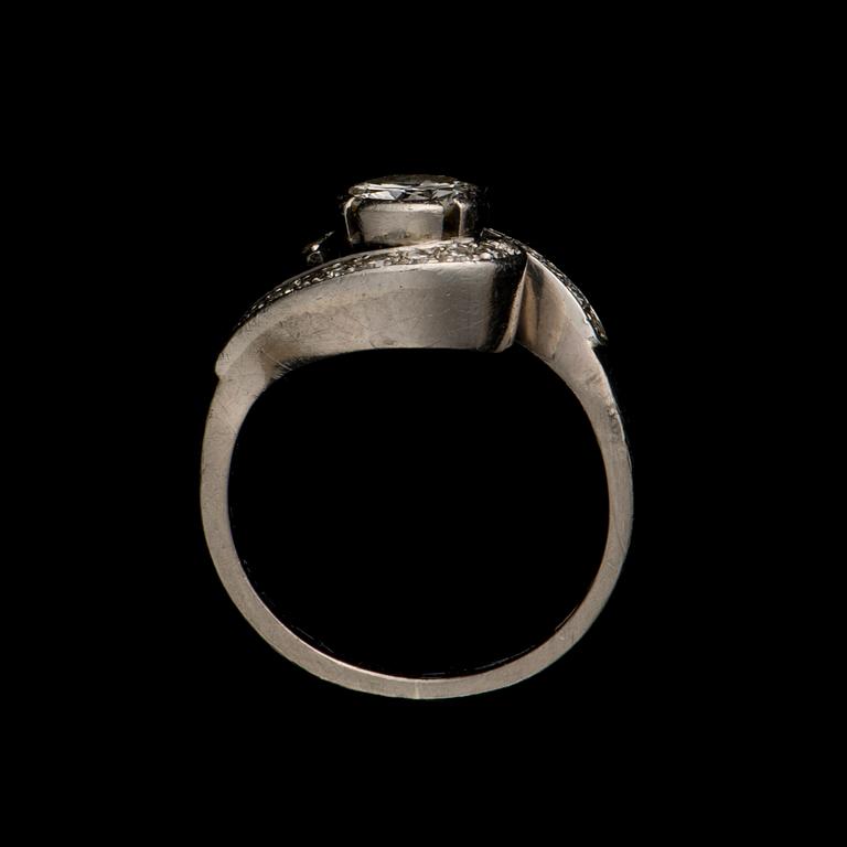 A RING, 18K white gold, brilliant cut diamond. A. Tillander, Helsinki 1966. Weight c. 5.1 g.