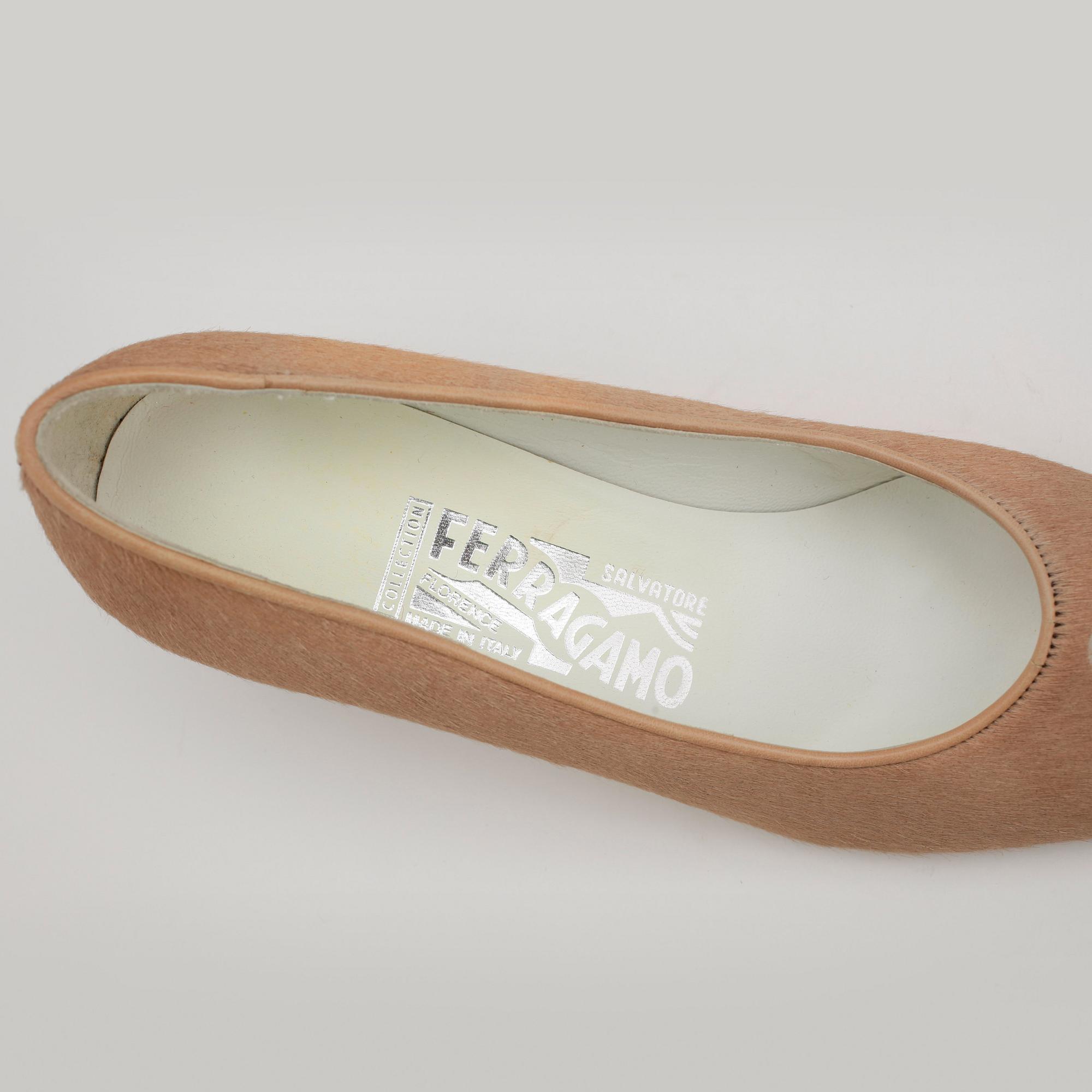 SALVATORE FERRAGAMO, ett par skor.