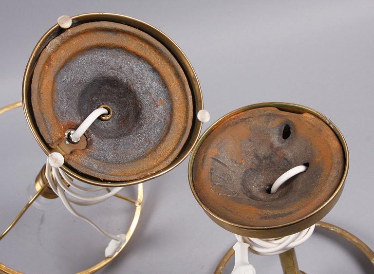 BORDSARMATURER, 2 st, mässing o glas. 1900-tal.