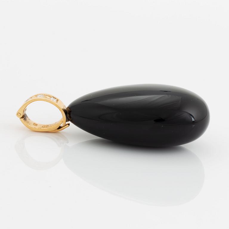 An 18K gold and onyx Acchinelli pendant set with round brilliant-cut diamonds.