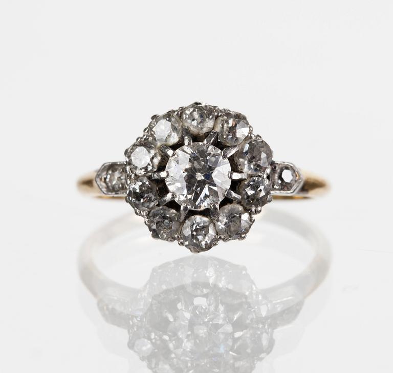 RING, guld 14k, ostämplad, 13 gammalslipade diamanter, totalt vikt ca 1,50 ct.