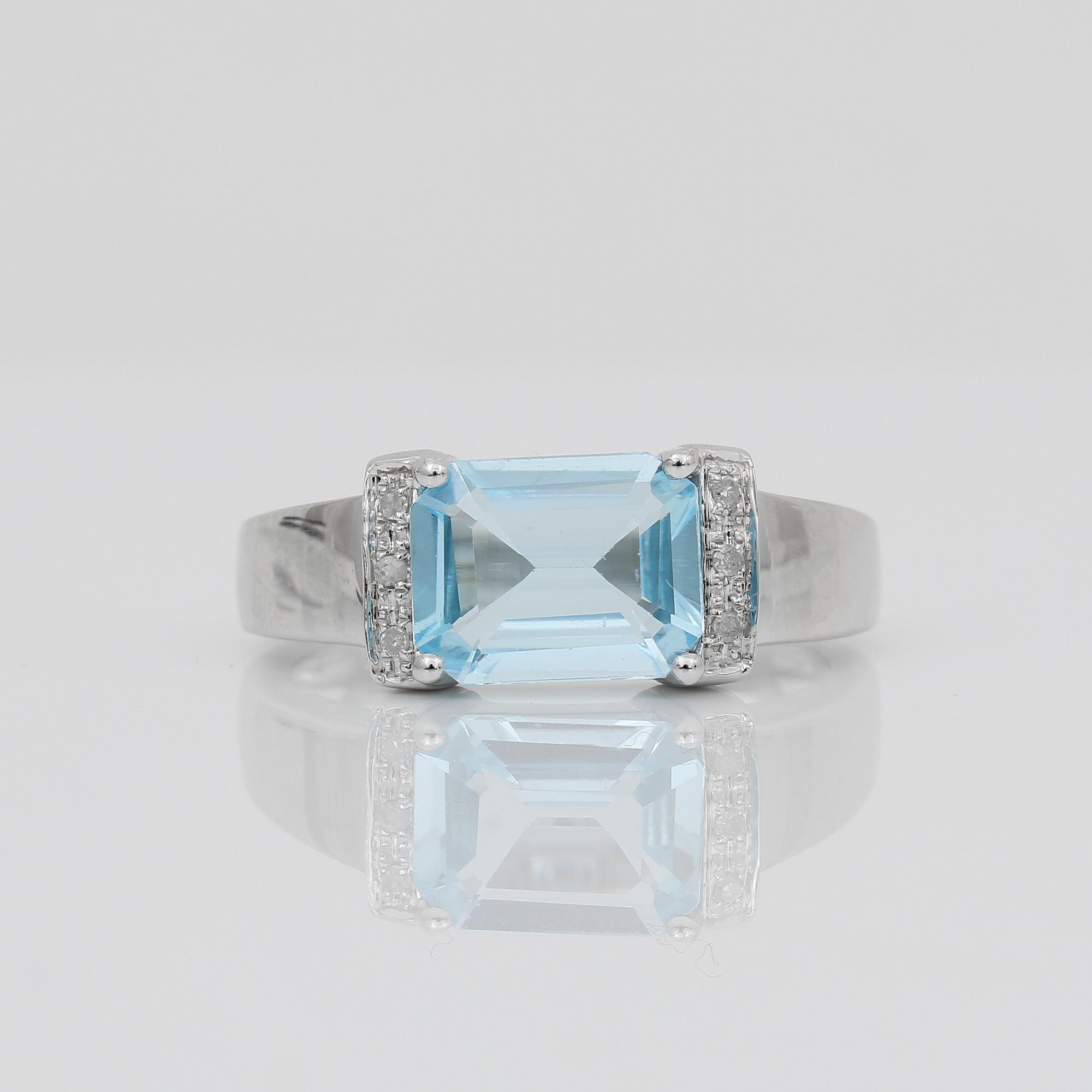 RING, 14K vitguld med smaragslipad topas ca 2,51 ct och  små åttkantslipade diamanter ca 0,04 ct. Vikt ca 3,89 g.