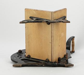 BRÖDSKÄRARE, gjutjärn, 1900-talets början.