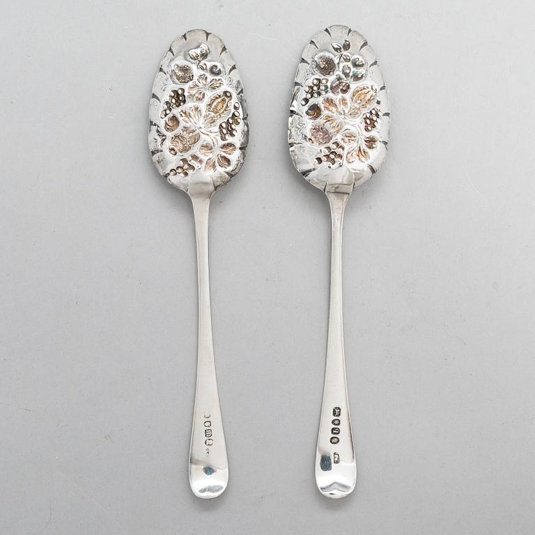 Lusikkapari, Lontoo 1787-91, purkki, Lontoo 1891 ja vati, Chester 1906, sterlinghopeaa, Englanti.