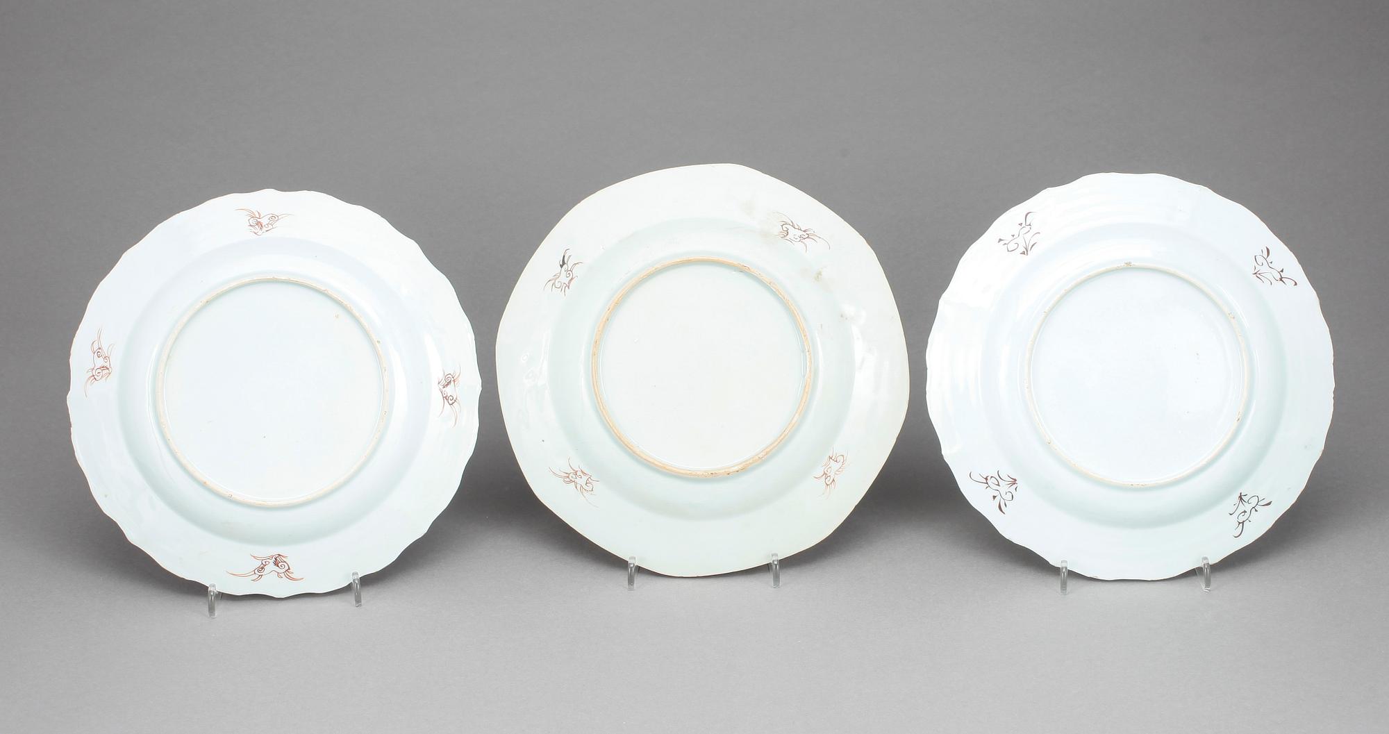 TALLRIKAR, 12 st snarlika, porslin, Qingdynastin Qianlong (1736-95).