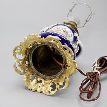 BORDSLAMPA, porslin och mässing, 1900-talets första hälft.