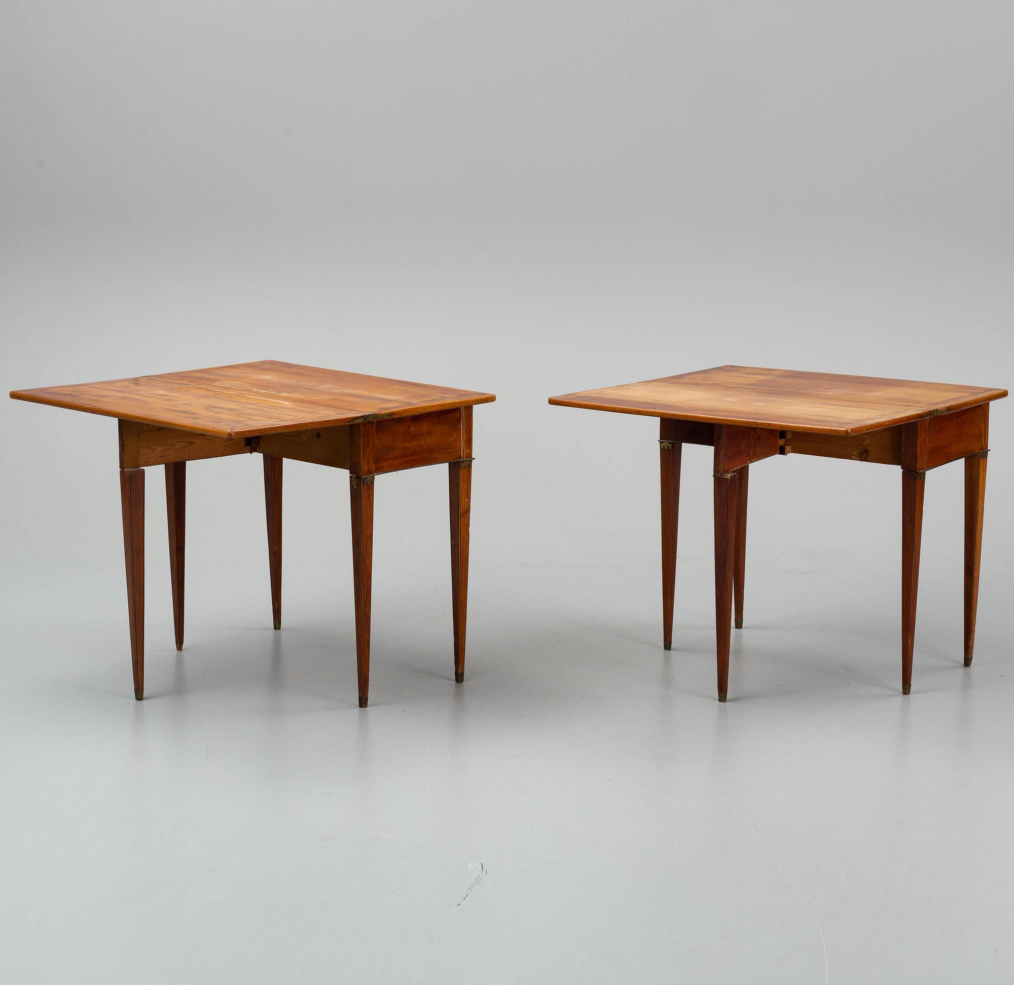 SPELBORD, ett par, sengustavianska, omkring år 1800.