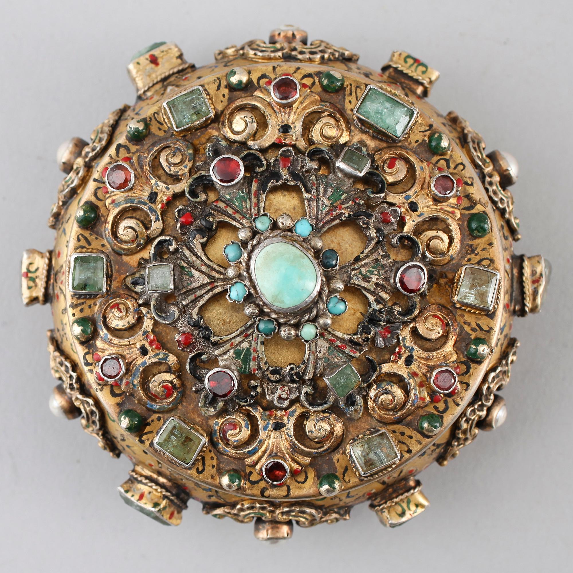 DOSA, förgyllt silver, svenska importstämplar, 1900-talets första hälft. Vikt ca 101 g.