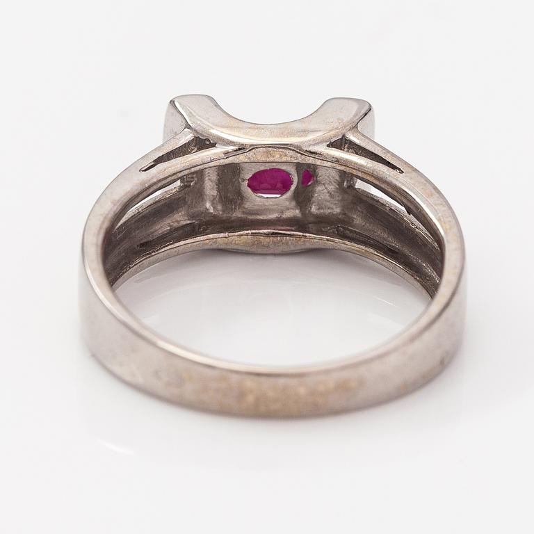 An 18K white gold ring with a ruby and diamonds ca. 0.067 ct in total.