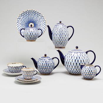 KAFFESERVIS, 45 delar, porslin, "Cobalt Net" Lomonosov, Ryssland/Sovjetunionen, 1900-talets andra hälft.