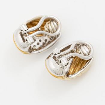 Ett par örhängen 18K guld och vitguld med runda briljantslipade diamanter.