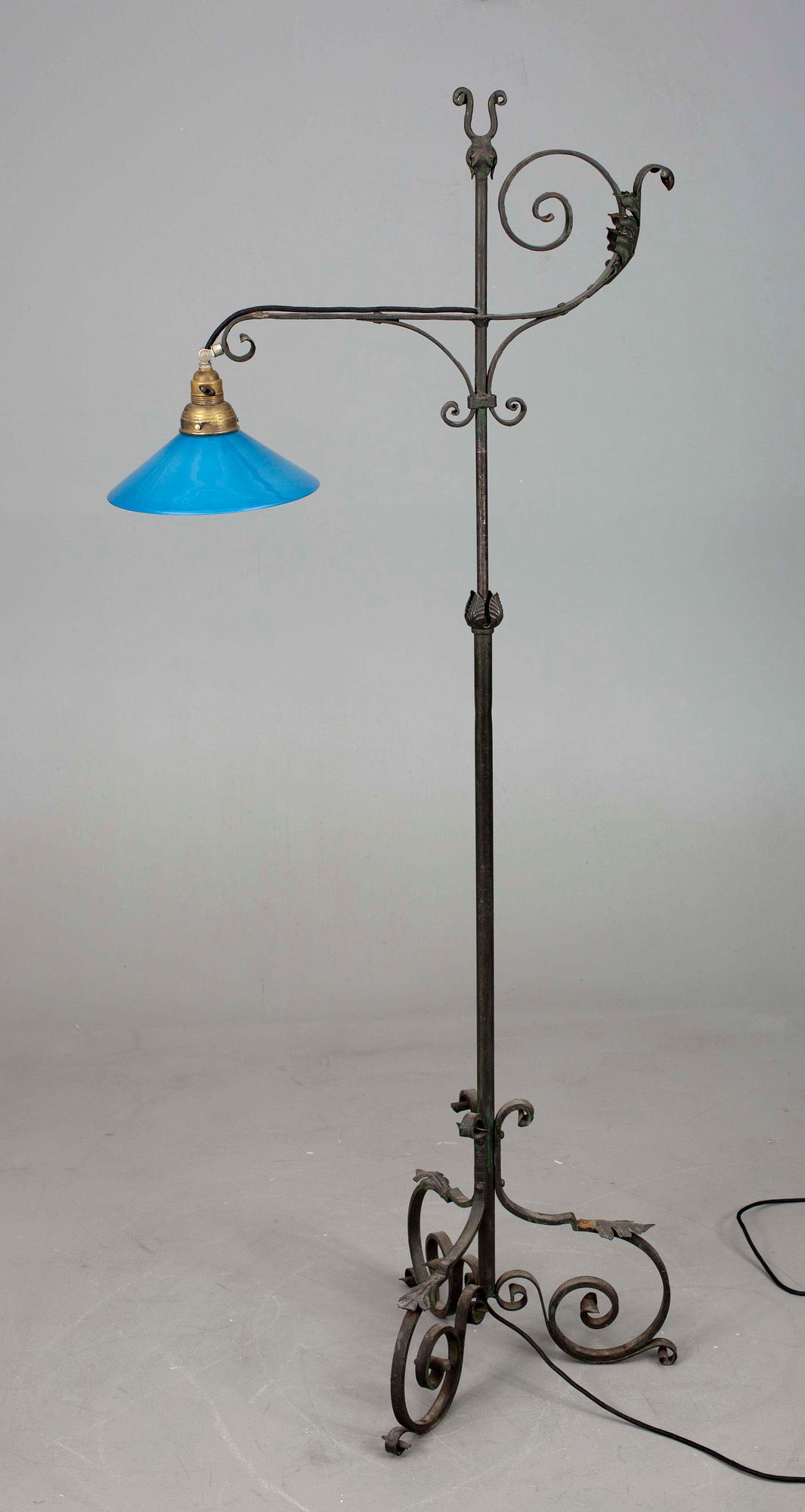GOLVLAMPA, gjutjärn samt glas, Taidetakomo Hakkarainen 1900-talets början.