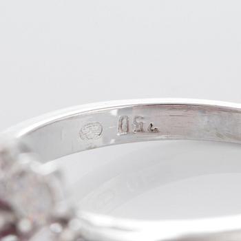 Ring med en rubin ca 1.85 ct och runda briljant- och trapezslipade diamanter.