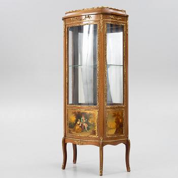 Vitrinskåp, Louis XV-stil, 1900-tal.