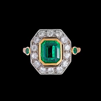 An emerald, 1.90 cts, and brilliant cut diamond ring, tot. 1.60 cts.