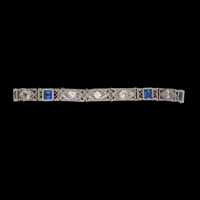 ARMBAND, fem briljantslipade diamanter, tot. ca 0.60 ct samt blå safirer.