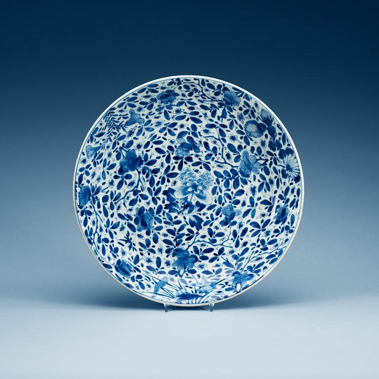 A blue and white dish, Qing dynasty, Kangxi (1662-1722).