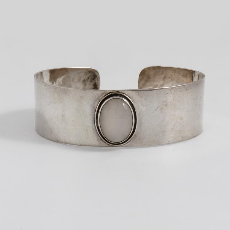 ERIC ERICSSON, "Dalerik", Skara, 1959, a cabochon cut rose quartz bangle.