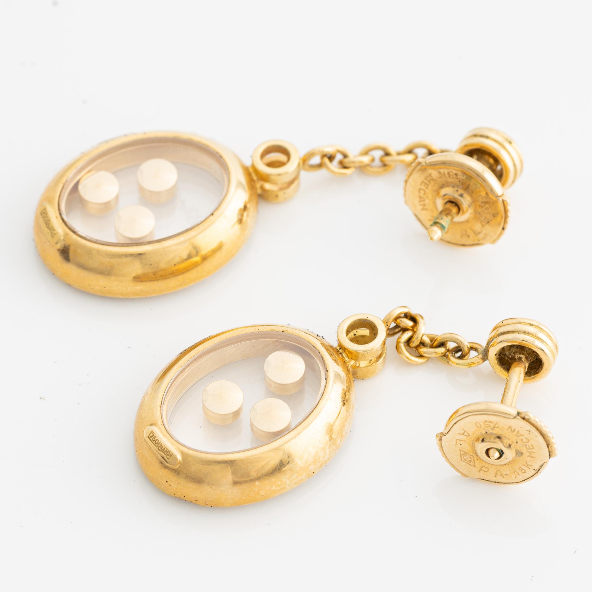 Chopard a pair of earrings in 18K gold with round brilliant-cut diamonds.