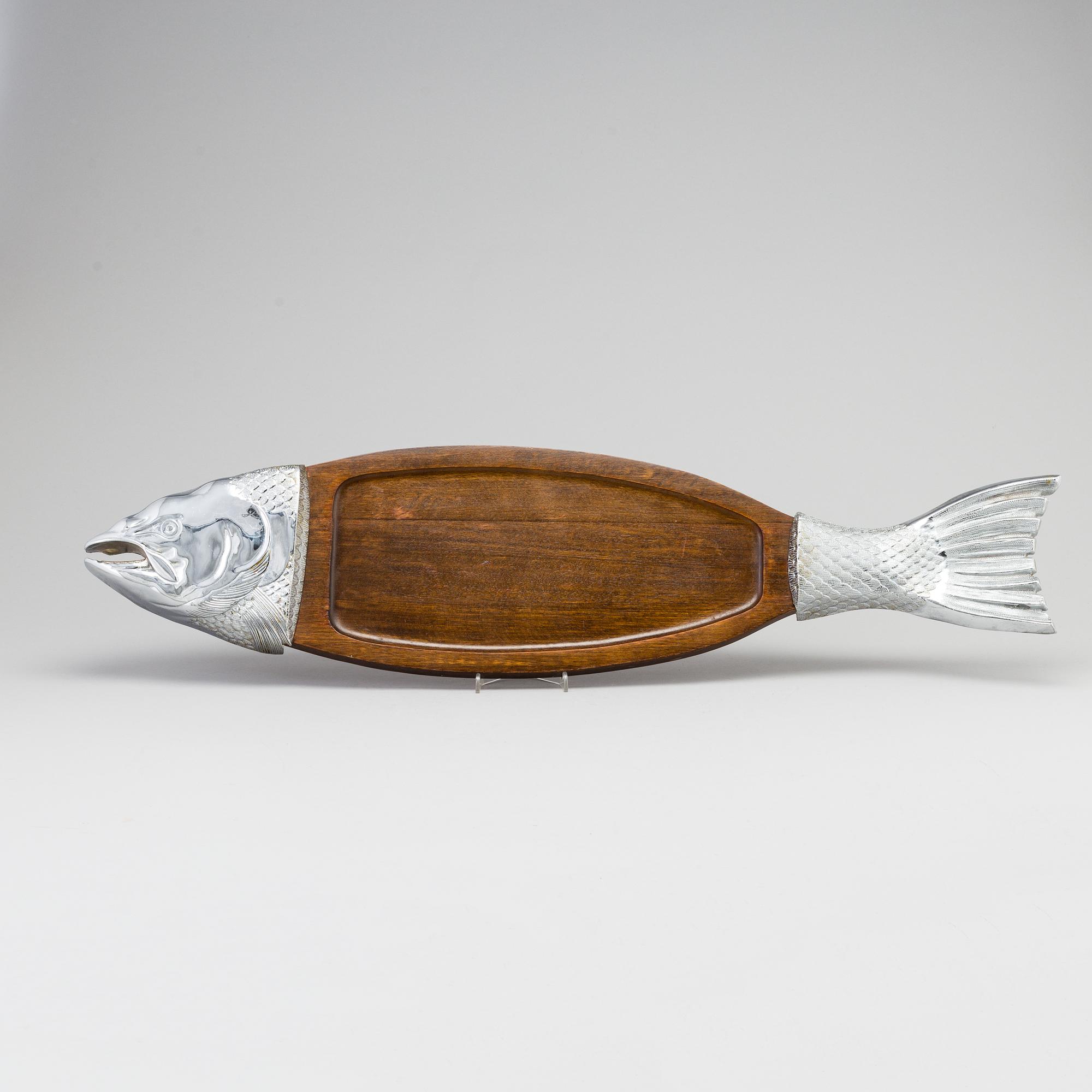 A fish plate in NS and wood, mid 20th century.