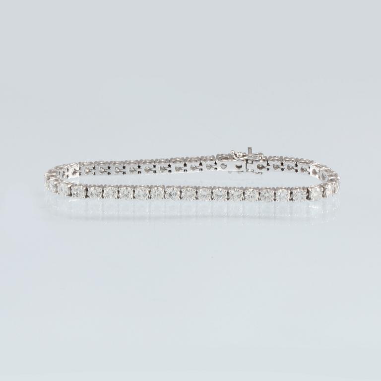 ARMBAND, 18K vitguld med briljantslipade diamanter totalt 9.50 ct, stämplat Milano, Italien. Vikt 16,3 gram.