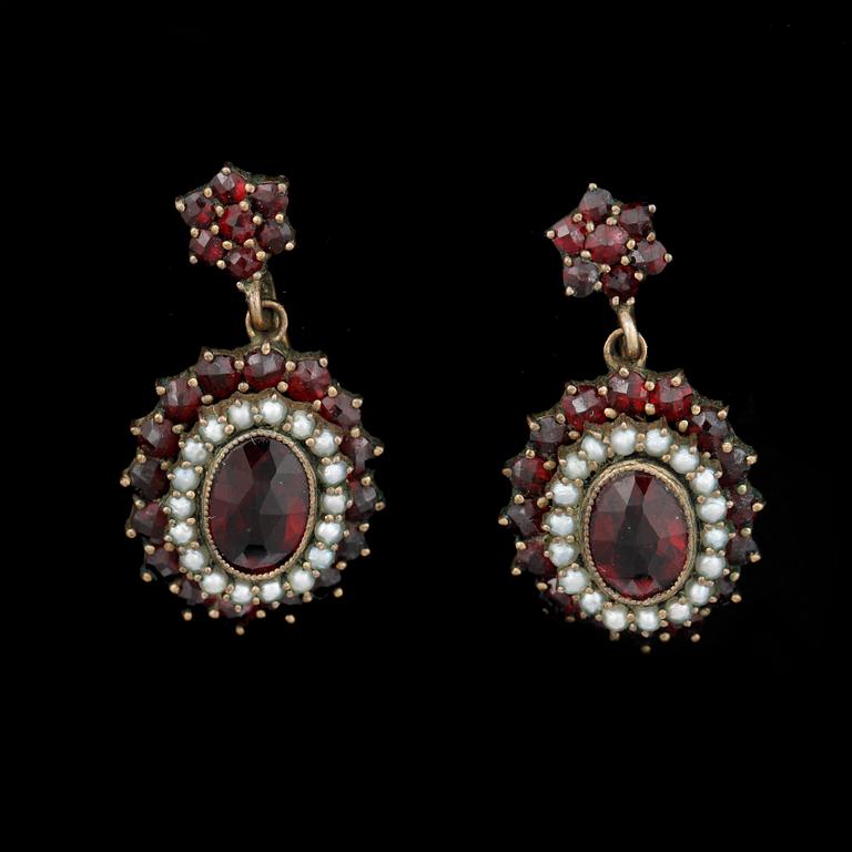 GRANATSMYCKEN, 4 delar, förgyllt silver och metall med granater, 1800/1900-tal.