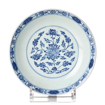 1362. A blue and white dish, Qing dynasty, with a Qianlong seal mark and of the period (1736-95).