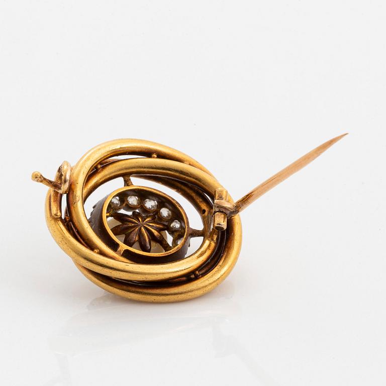 A 14K gold brooch set with a pearl and old-cut diamonds.