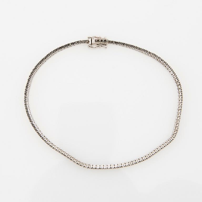 Tennis bracelet 18K white gold with black diamonds.