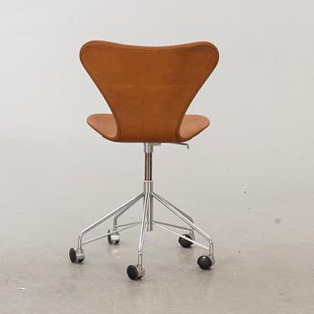 ARNE JACOBSEN, skrivbordsstol, "Sjuan" för Fritz Hansen, Danmark.