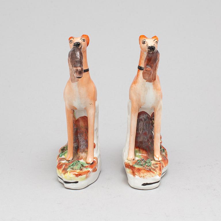 FIGURINER, ett par, porslin, England, omkring år 1900.