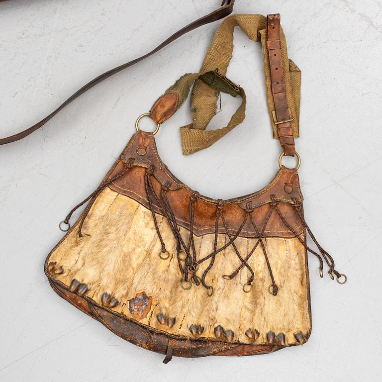 SLAGLÅSGEVÄR, Sauer & Sohn, Suhl, Tyskland, 1800-talets mitt, samt en JAKTVÄSKA.