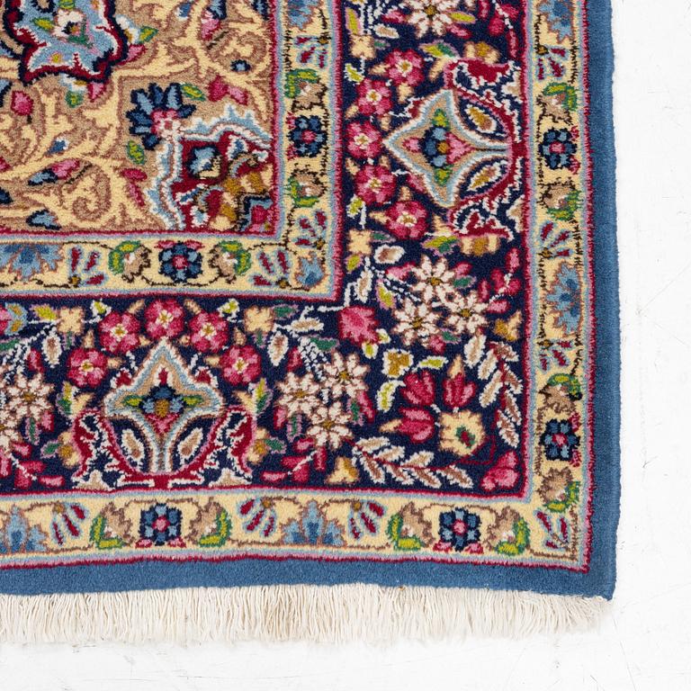 A Kirman rug, c. 249 x 148 cm.