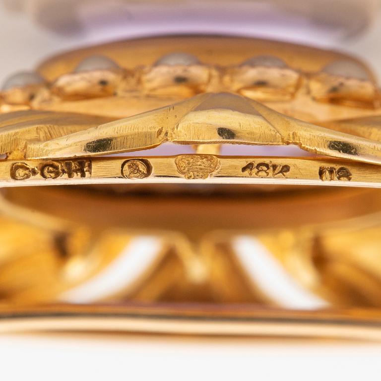 An 18K godl brooch set with an amethyst and pearls.