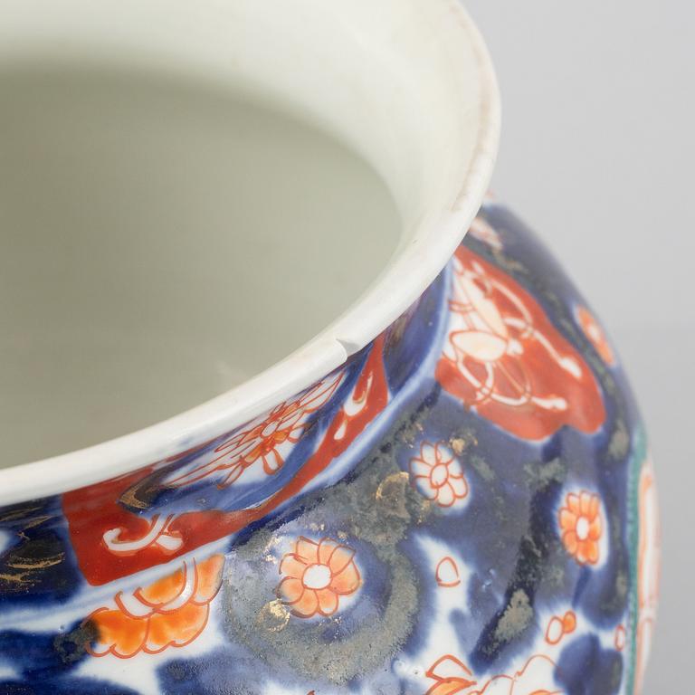 A dish and a pair of pots, porcelain, Japan, early 20th century.