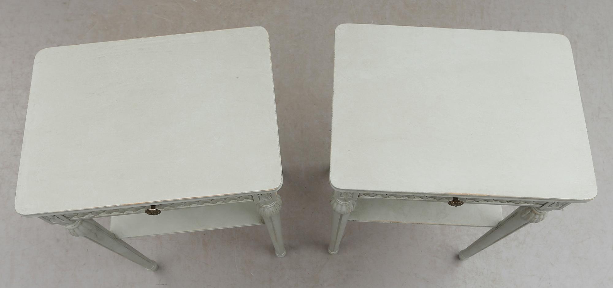 SÄNGBORD, 1 par, gustaviansk stil, 1900-talets mitt.