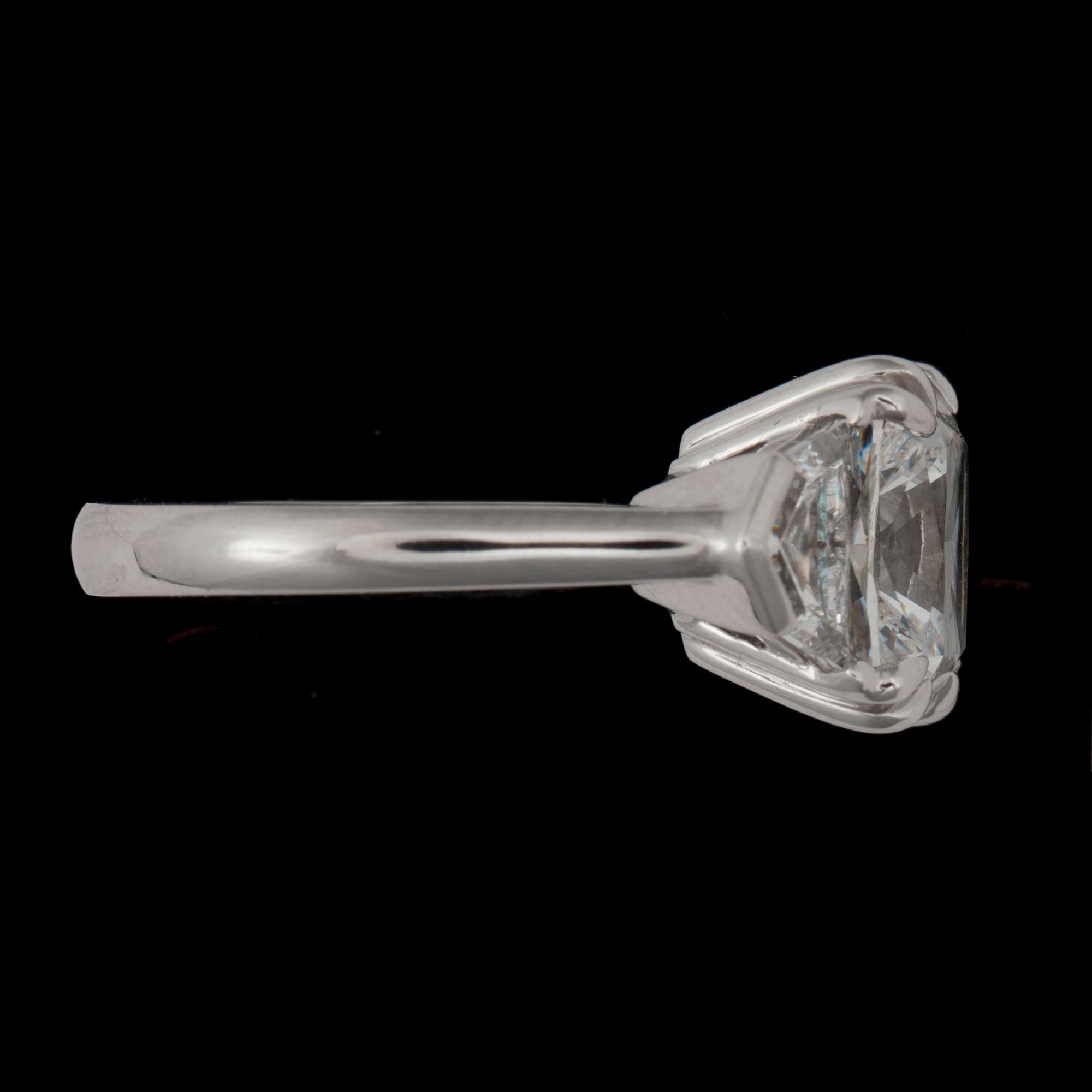 RING med kuddslipad diamant 5.50 ct, kvalitet G/VVS2 enligt cert. Sidostenar totalt 1.13 ct.
