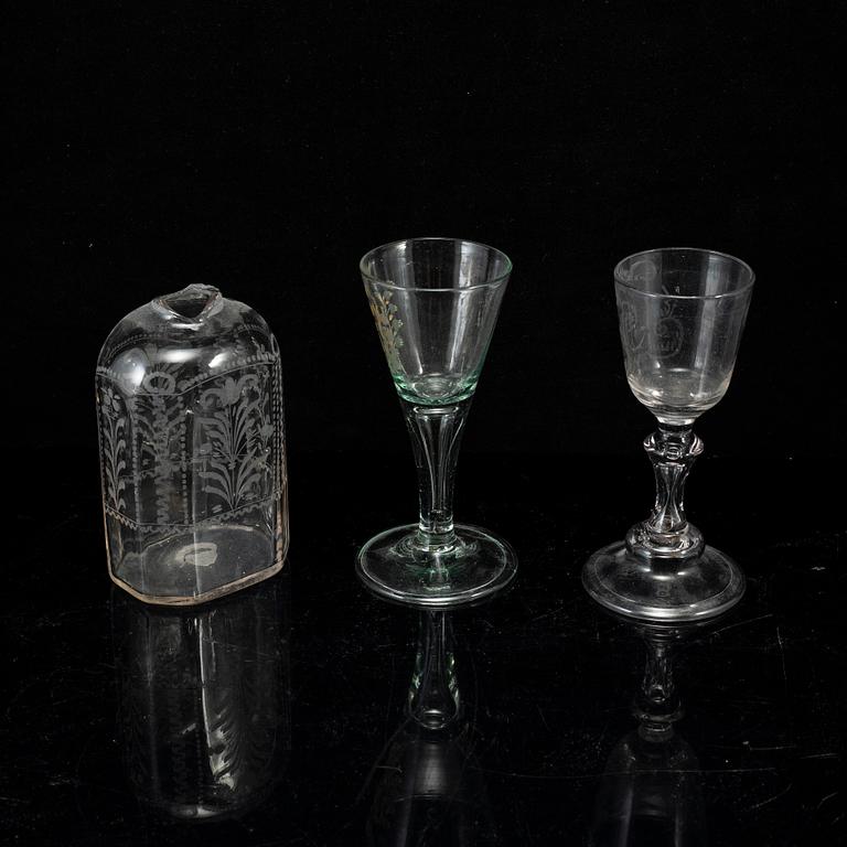 FLASKA, glas samt VINGLAS, två stycken, Sverige, 1700-tal.