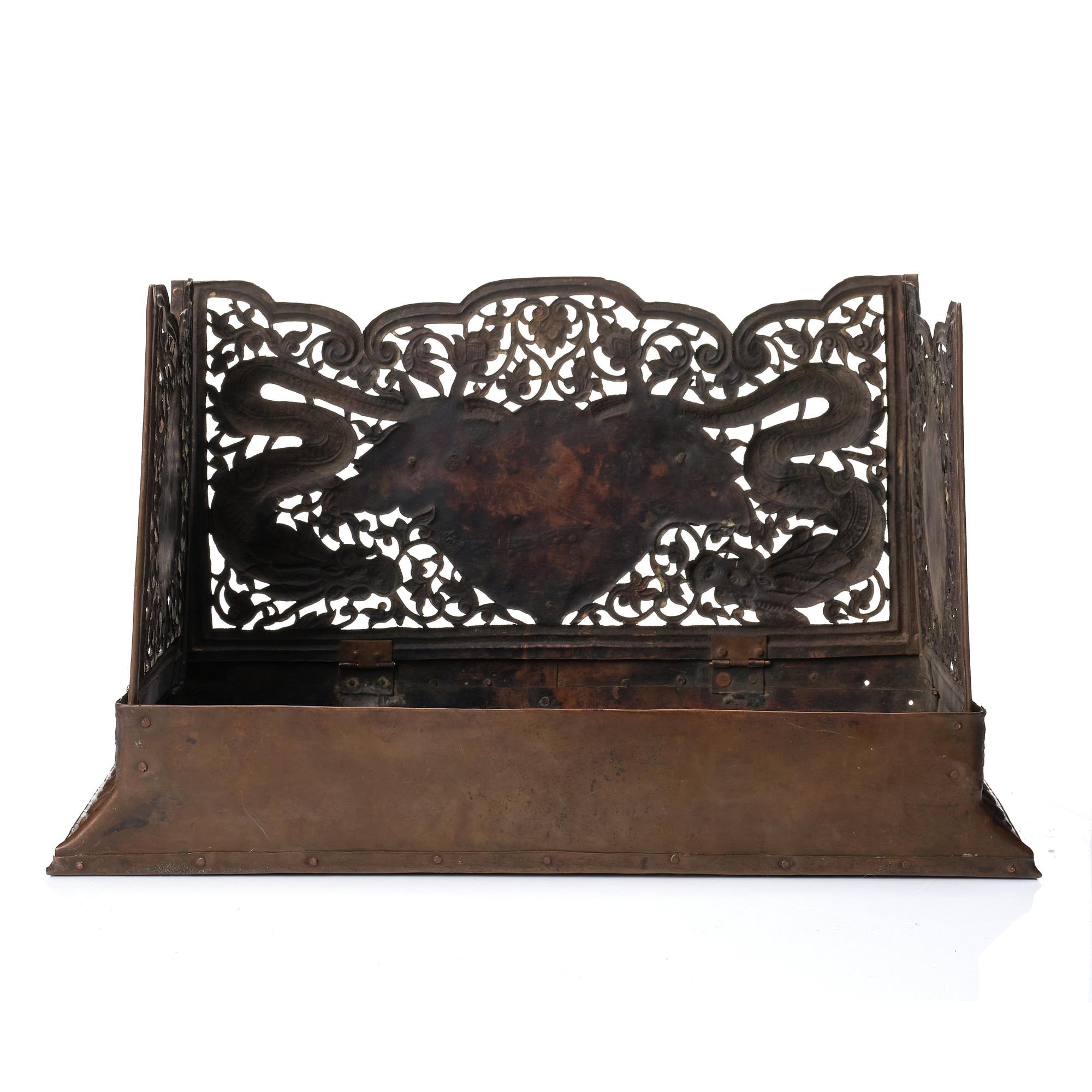 Rituellt hopfällbart bord, koppar och mässing. Tibet/Nepal, 20th Century.