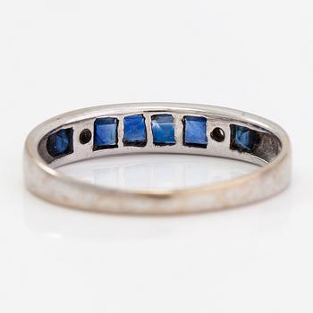 An 18K white gold ring with diamonds ca. 0.03 ct in total and sapphires.