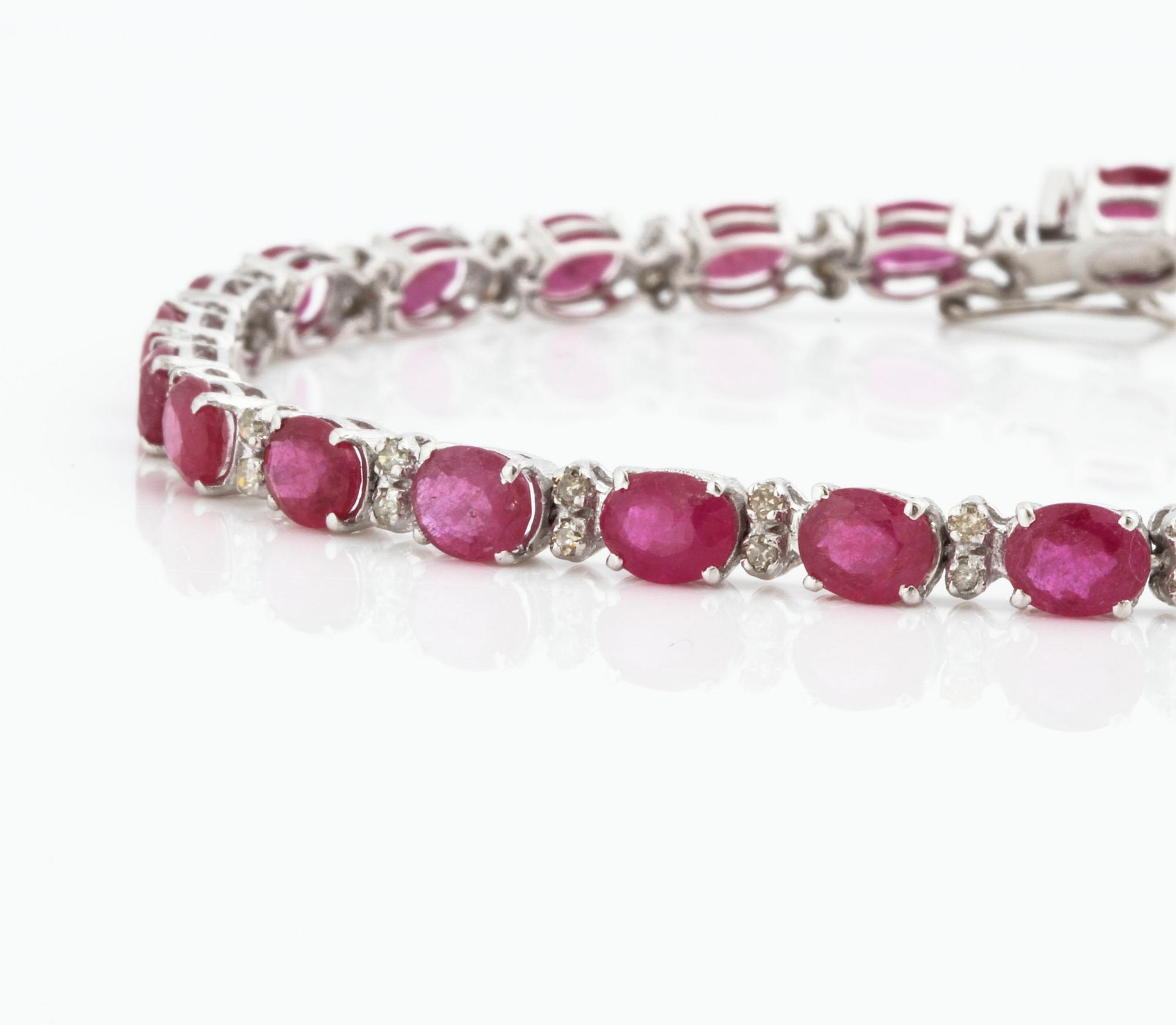 ARMBAND, med rubiner ca 11.90 ct och briljantslipade diamanter ca 0.55 ct.