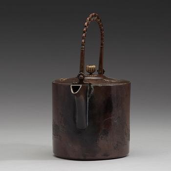 A Japanese copper alloy tea pot with cover, late Edo period (1603-1868).