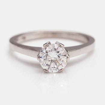 A Tillander, Ring, 18K vitguld, briljantslipad diamant ca 1.03 ct. Helsingfors 1974.