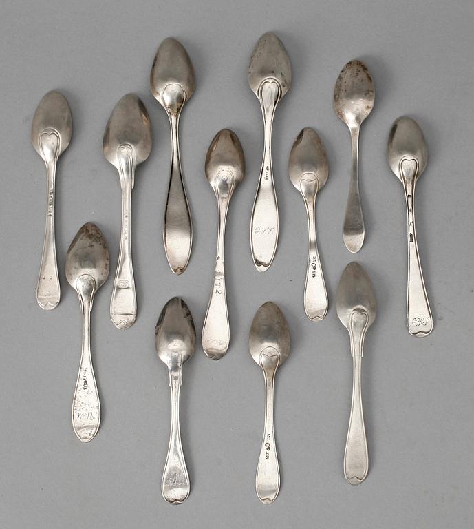 TESKEDAR, 12 st, silver, 1700-1800-tal. Bl a D. Schwart, Karlskrona, 1803. Tot vikt 170 gram.