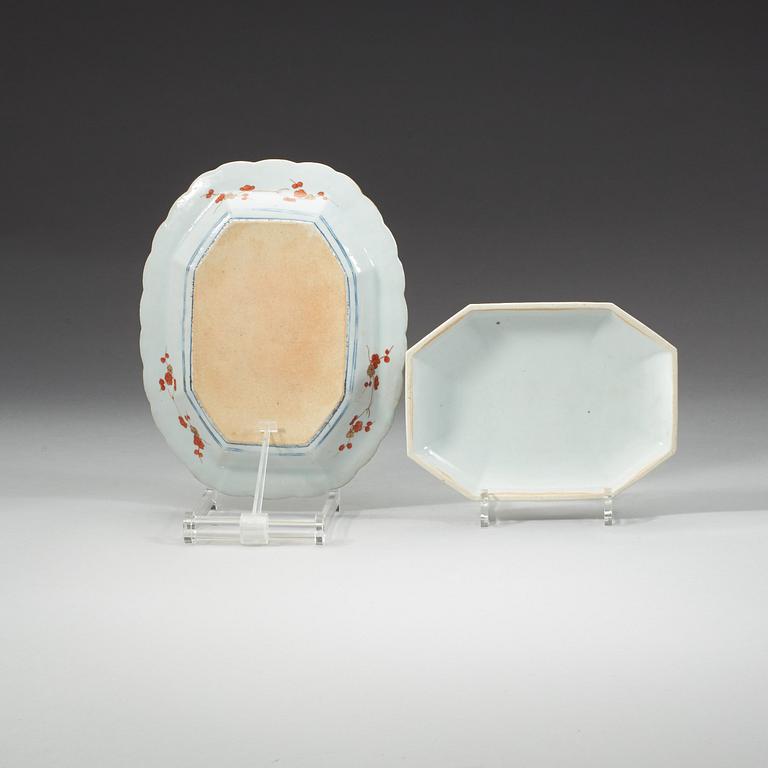 A pair of imari serving dishes with covers, Qing dynasty, Qianlong (1736-95).