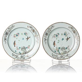 A large Chinese famille rose grisaille dish and a pair of plates, Qing dynasty, Yongzheng (1723-35).