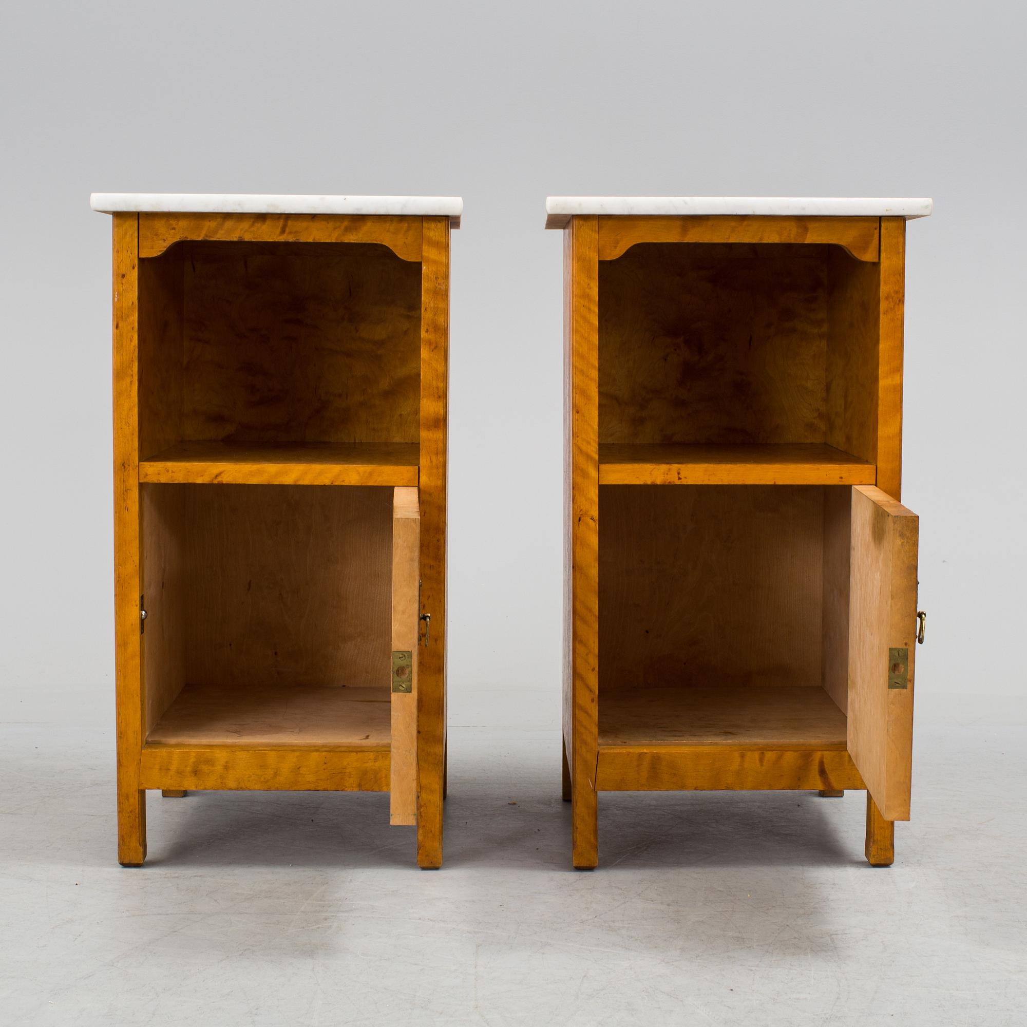 A pair of early 1900s bedside tables. - Bukowskis