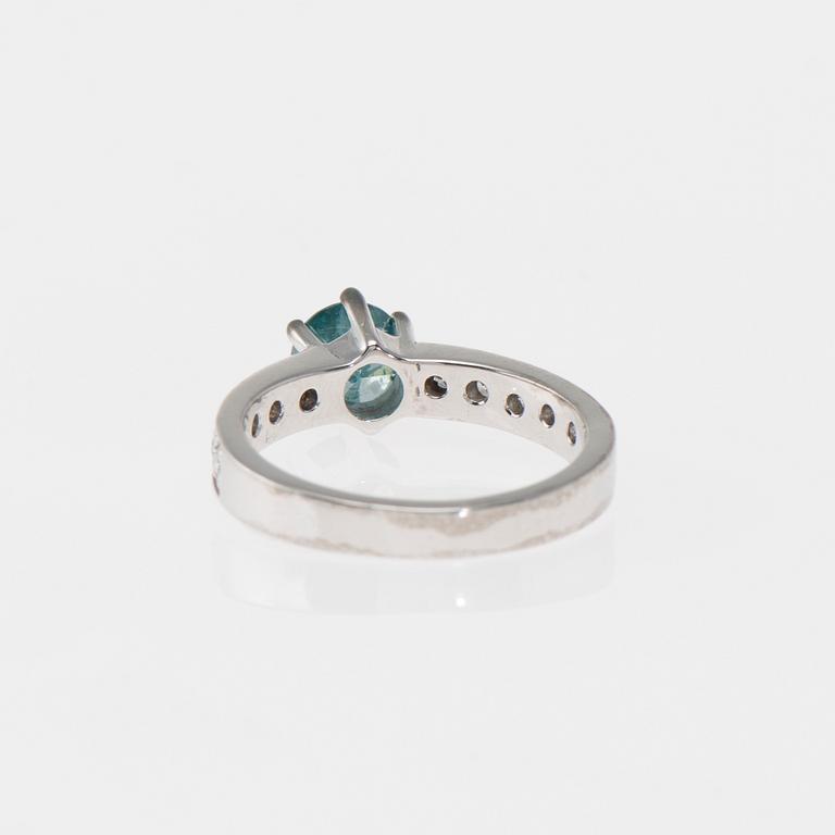 RING, 18K vitguld, färgad blå diamant, briljantslipade diamanter. Vikt ca 5,0 g.