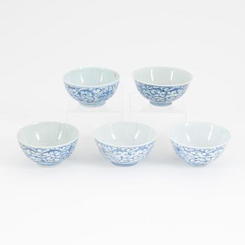 A group of 5 Chinese porcelain bowls, late Qing dynasty, around the year 1900.